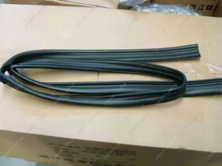 Уплотнитель окна передней двери левый Geely EC-7, EC-7RV Aftermarket 1068002035