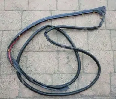 Уплотнитель двери передней левый (большой) Geely MK, MK2 Aftermarket 1018005477